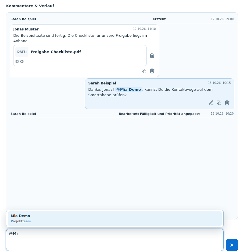 Originaler Kommentarbereich von Worklane mit fiktivem Gespräch, PDF-Anhang und geöffneter Auswahl für eine @Erwähnung